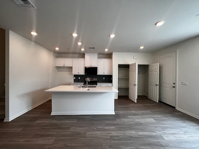 4240 S Laguna Ave — Photo 8