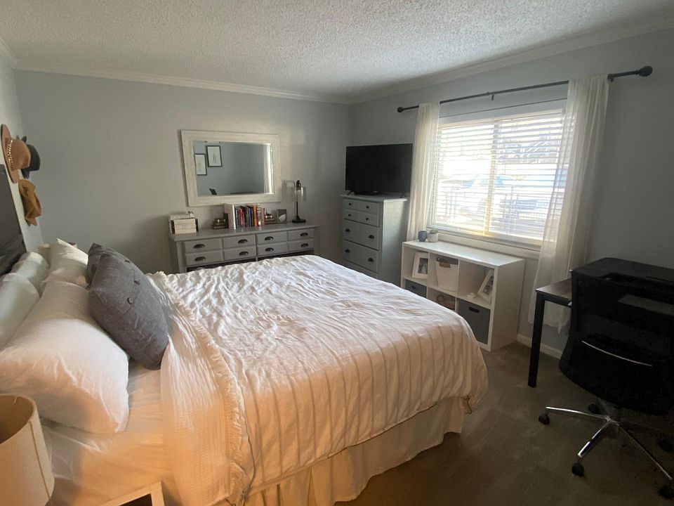 Bedroom can easily accommodate for king size bed