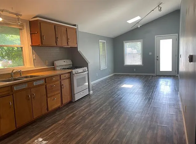 1420 Eberhart Ave — Photo 1