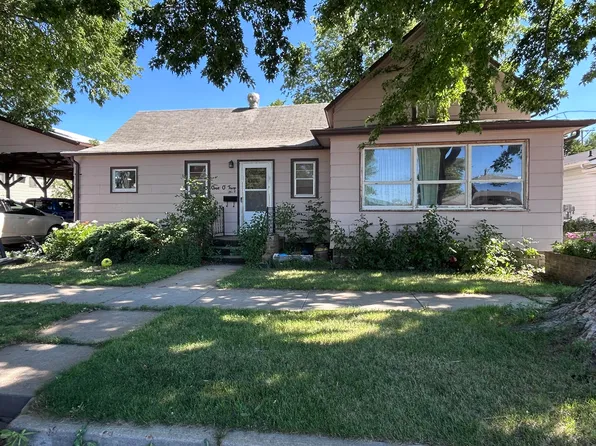 102 E Walnut St, Parkston, SD 57366