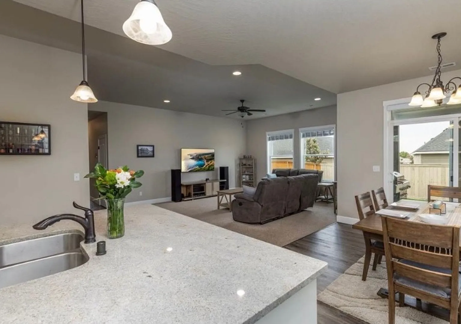 $500 Off First Months Rent- Beautiful 4 Bedroom Home in South Kennewick's Cherry Creek Neighborhood — Photo 4