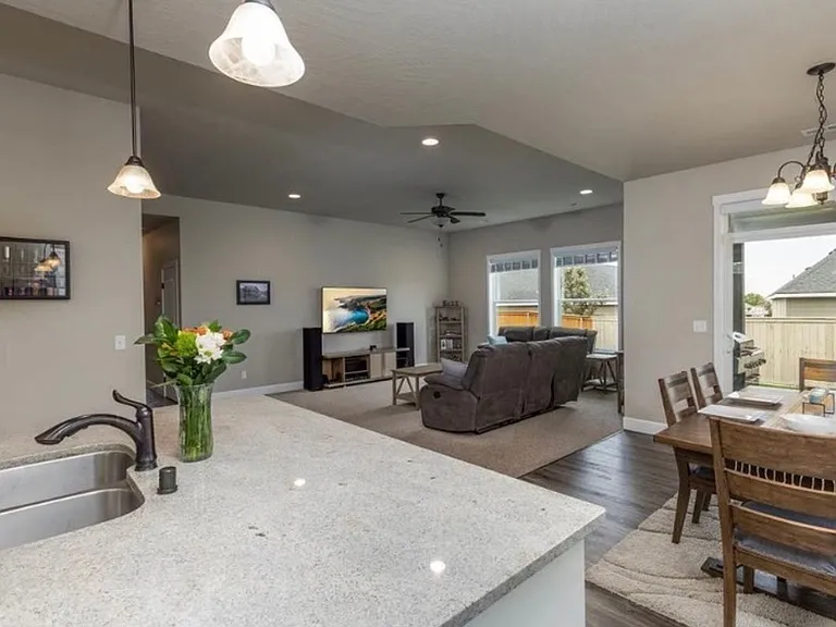 4231 S Anderson Pl — Photo 4