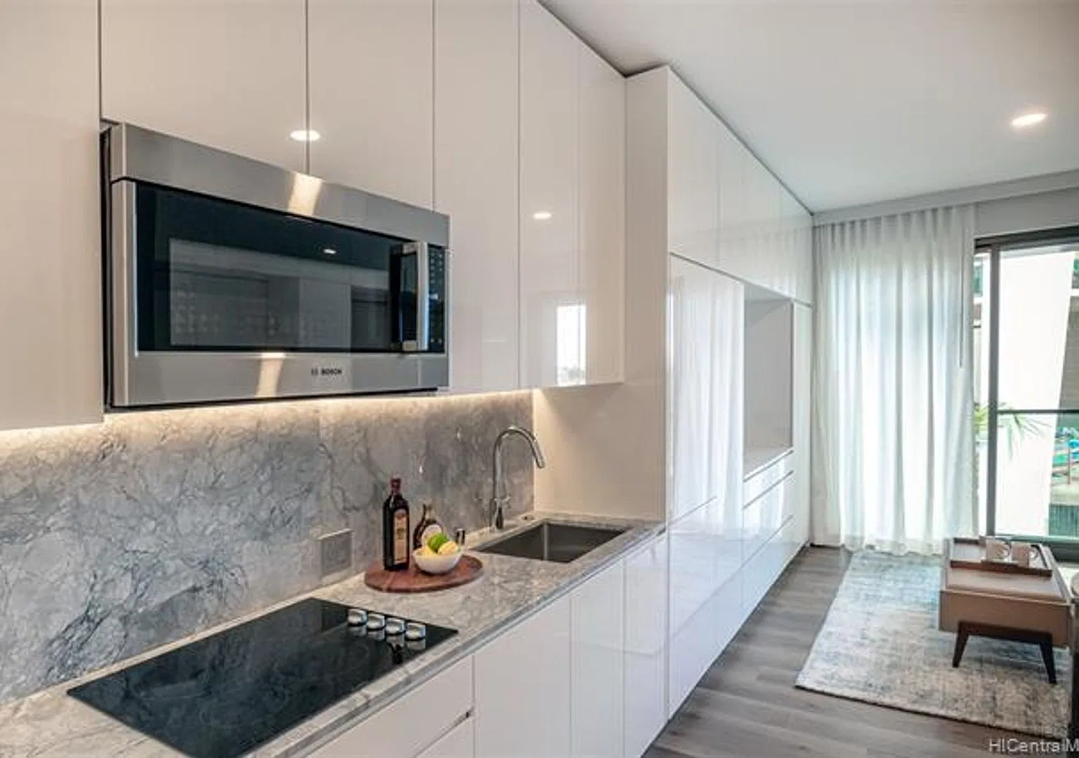 Luxury Studio. Furnished. Kakaako. — Photo 1