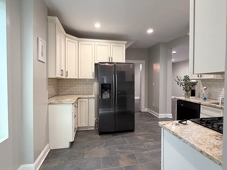 1074 E Columbus St — Photo 6