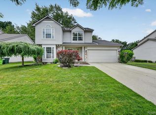 827 Westbrooke Dr, South Lyon, MI 48178