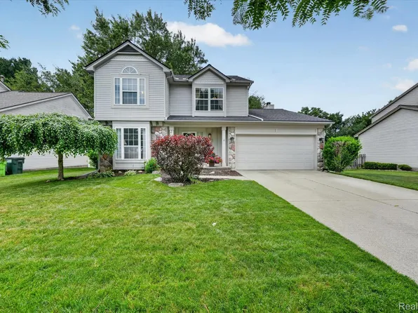 827 Westbrooke Dr, South Lyon, MI 48178