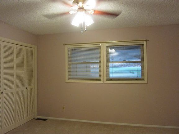 ceiling fans in both bedrooms
