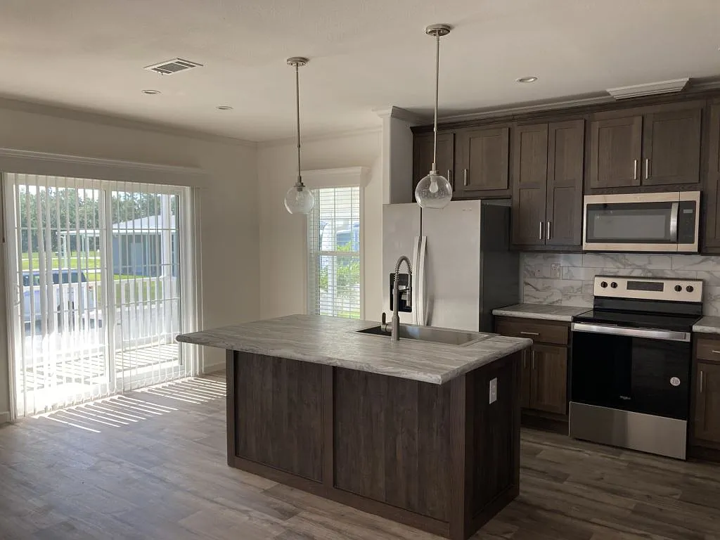 3 bed, 2.0 bath, 1456 sqft, $1,599 — Photo 3