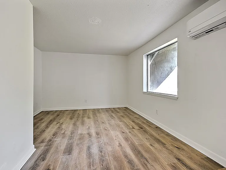 716 W G St — Photo 19