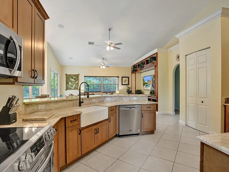 15910 Lindbergh Ln — Photo 11