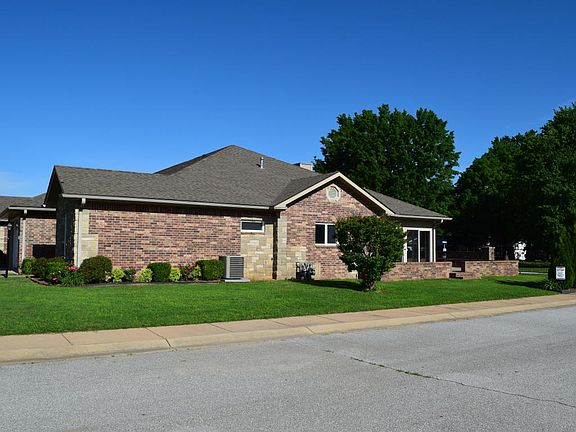 2nd image of 701 Saint Andrews Cir