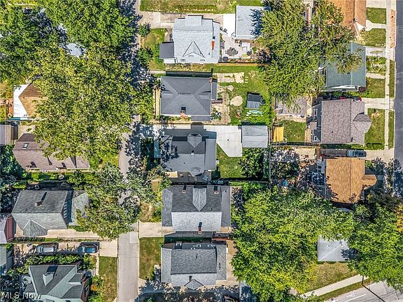 2nd image of 323 Groveland Club Dr