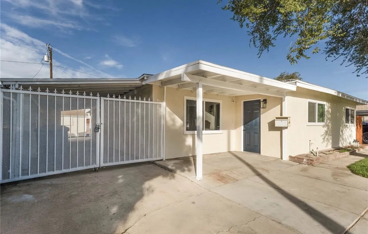 3 bed, 2.0 bath, 1424 sqft, $2,580 — Photo 2