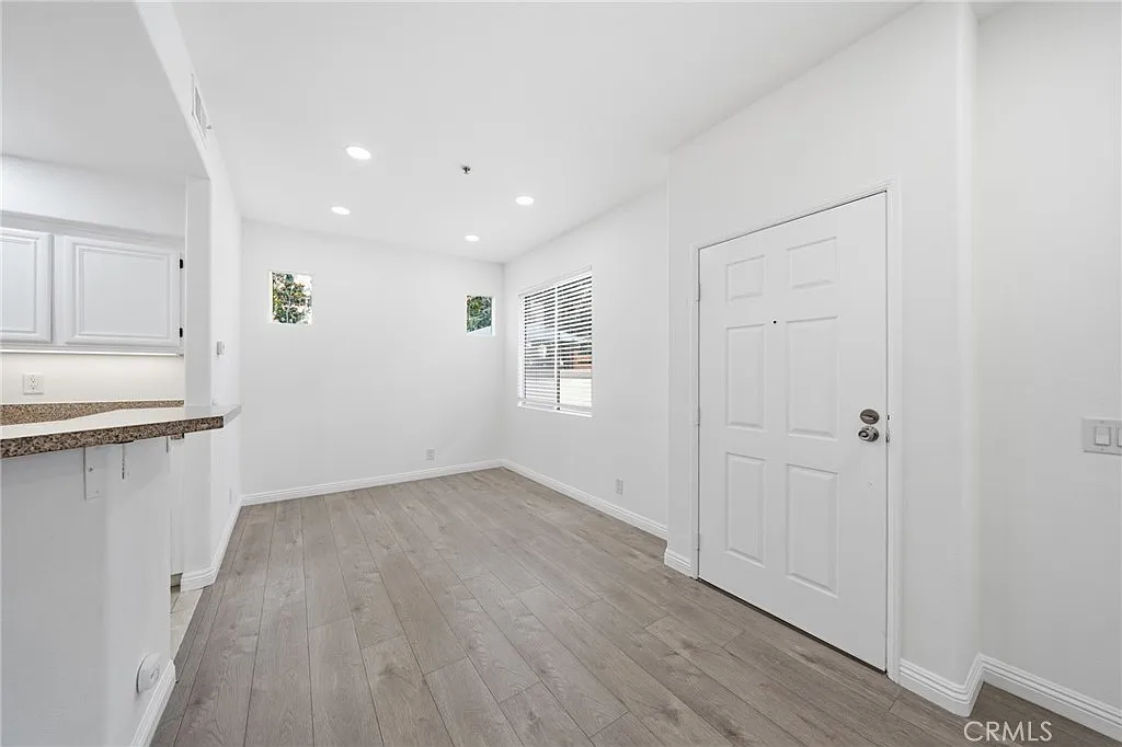 3 bed, 2.5 bath, 1298 sqft, $3,900 — Photo 4