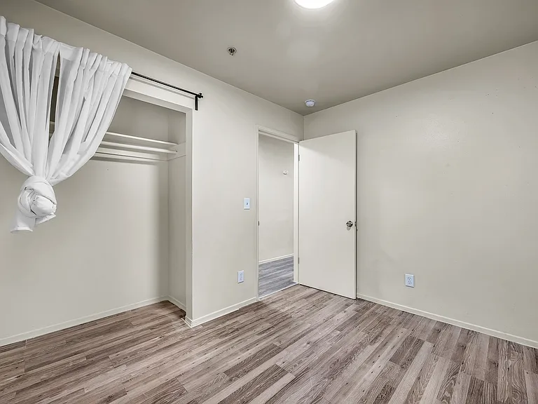 5243 Huntington Dr N #5 — Photo 16