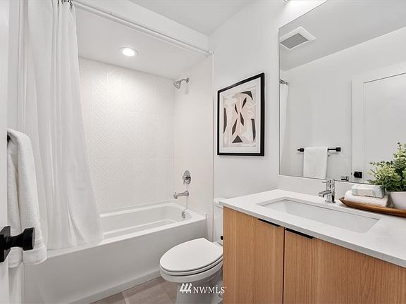 3rd image of 616 N 41st St