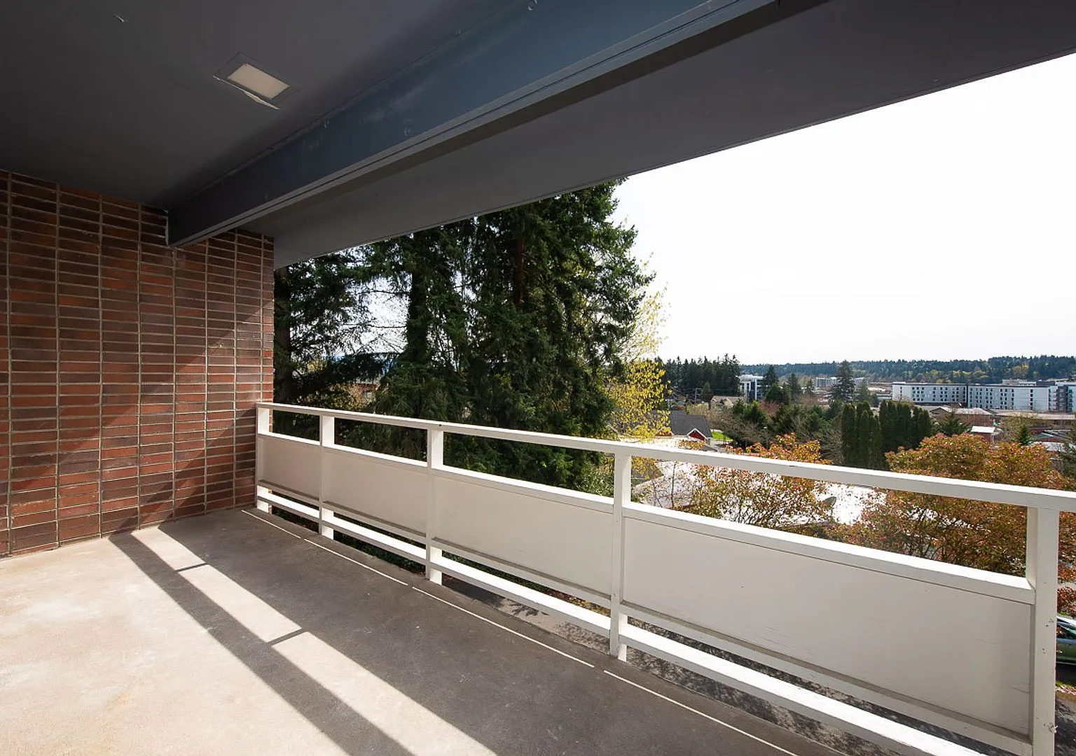 Top Floor 2bed/1bath Unit with New Flooring in Redmond! — Photo 1