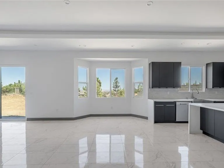 Manzanita Dr — Photo 15