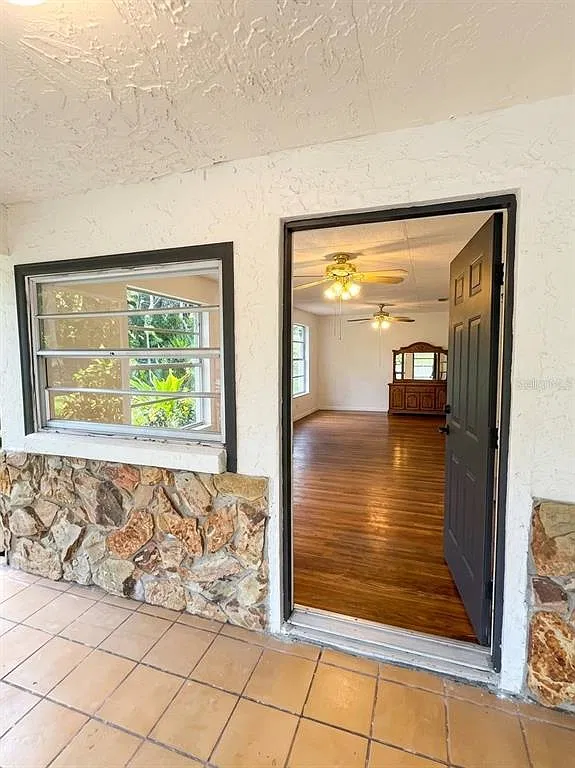 3 bed, 2.0 bath, 1215 sqft, $2,600 — Photo 3