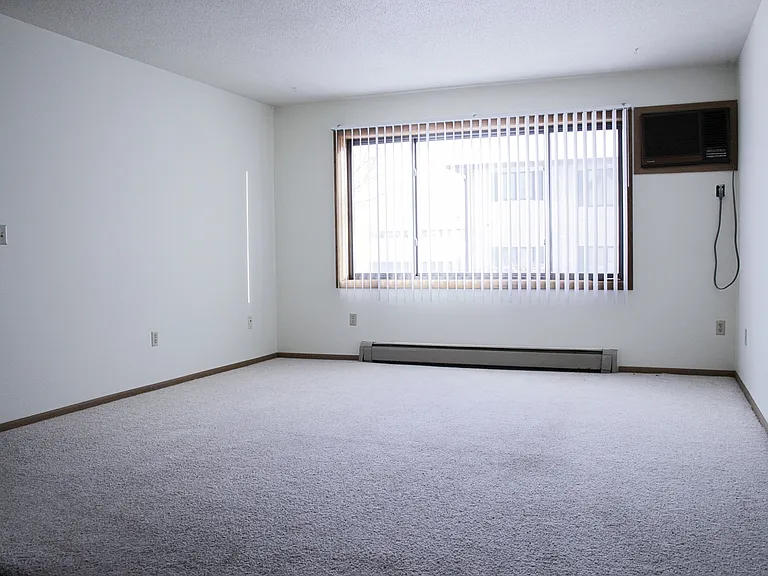 Williamsburg Apartments - Attached Double Garage! — Photo 12