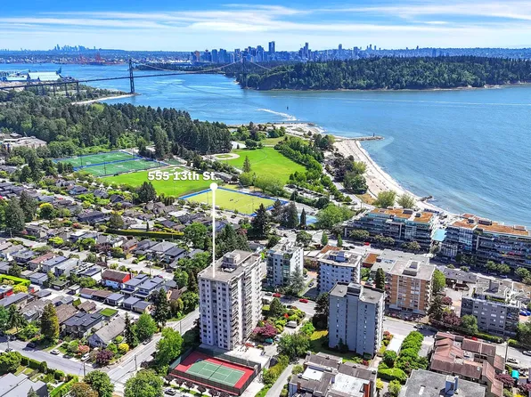 555 13th St #L1, West Vancouver, BC V7T 2N8