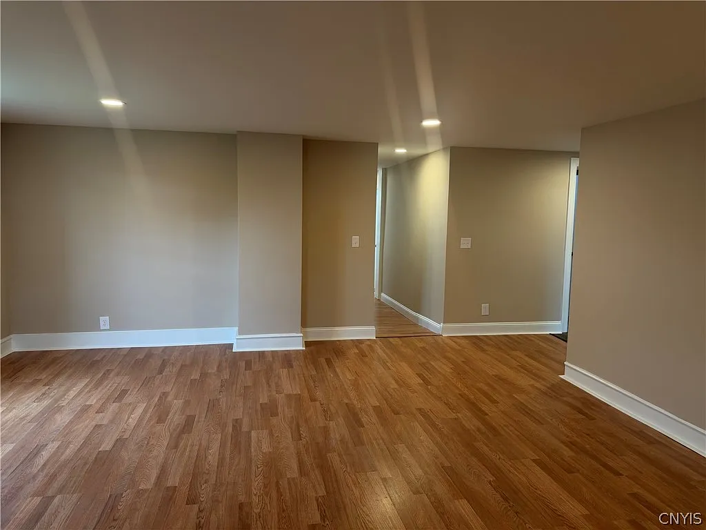 3 bed, 1.0 bath, 4916 sqft, $1,400 — Photo 3