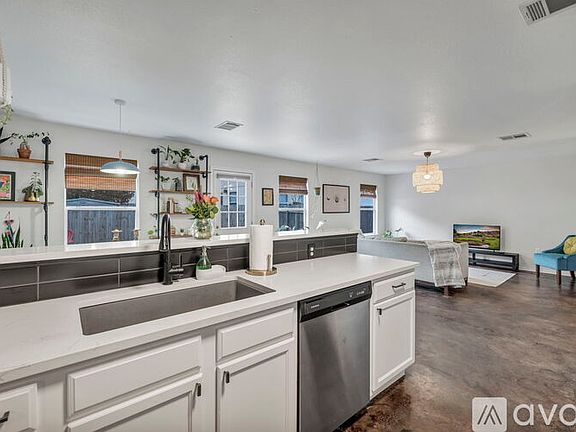 4th image of 8707 Dittmar Oaks Dr