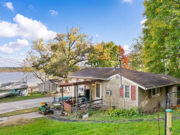 9881 F Ave, Wapello, IA 52653