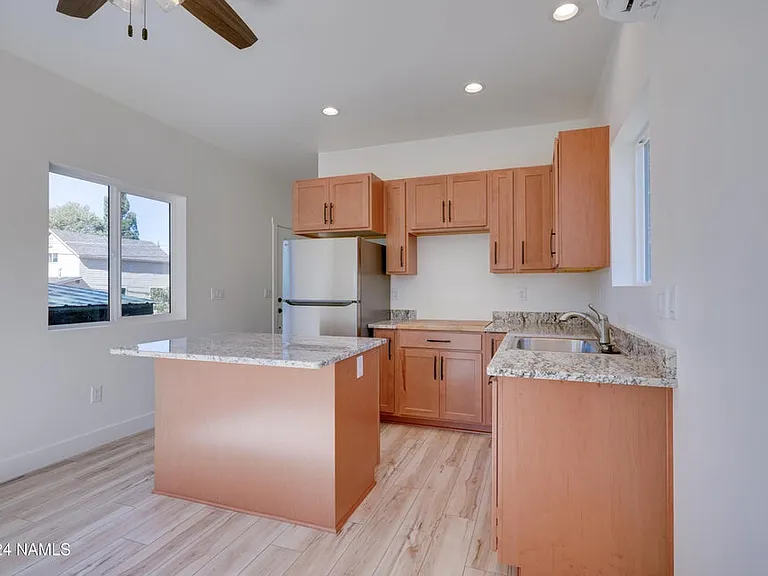 324 S 5th St — Photo 14