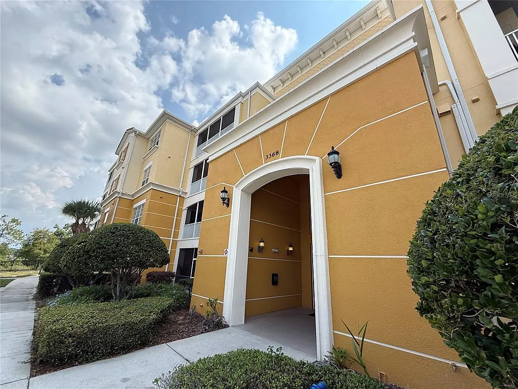 3 bed, 2.0 bath, 2002 sqft, $2,400 — Photo 1