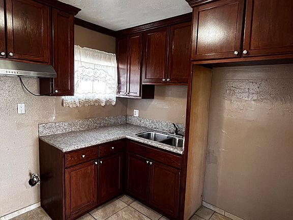 4th image of 4940 Astor Ave #2