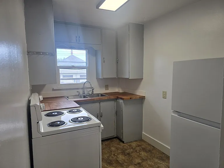 407 W 1st St — Photo 4