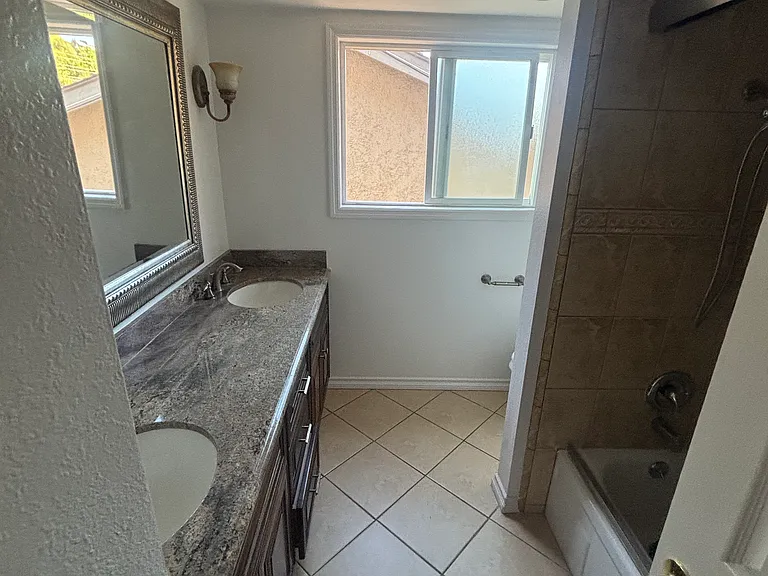 kids/second bathroom w/ a tub