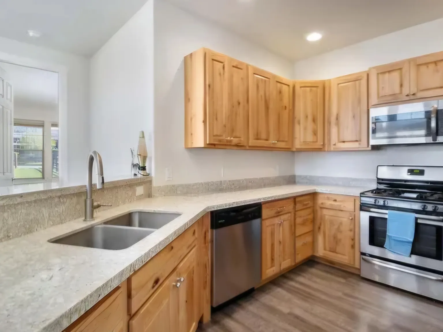 4 bed, 2.5 bath, 1631 sqft, $3,650 — Photo 4