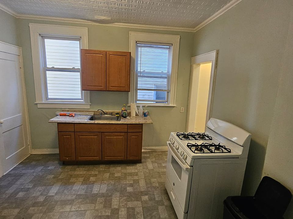 Eat-In Kitchen