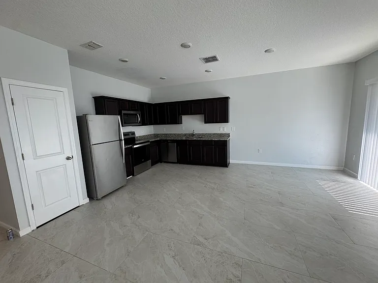 386 Madison Dr — Photo 4