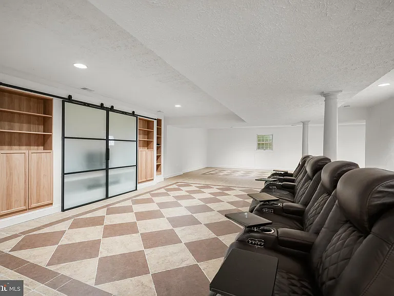 9809 Hall Rd — Photo 47