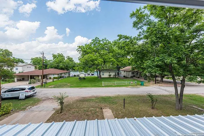305 Riverside Dr — Photo 22