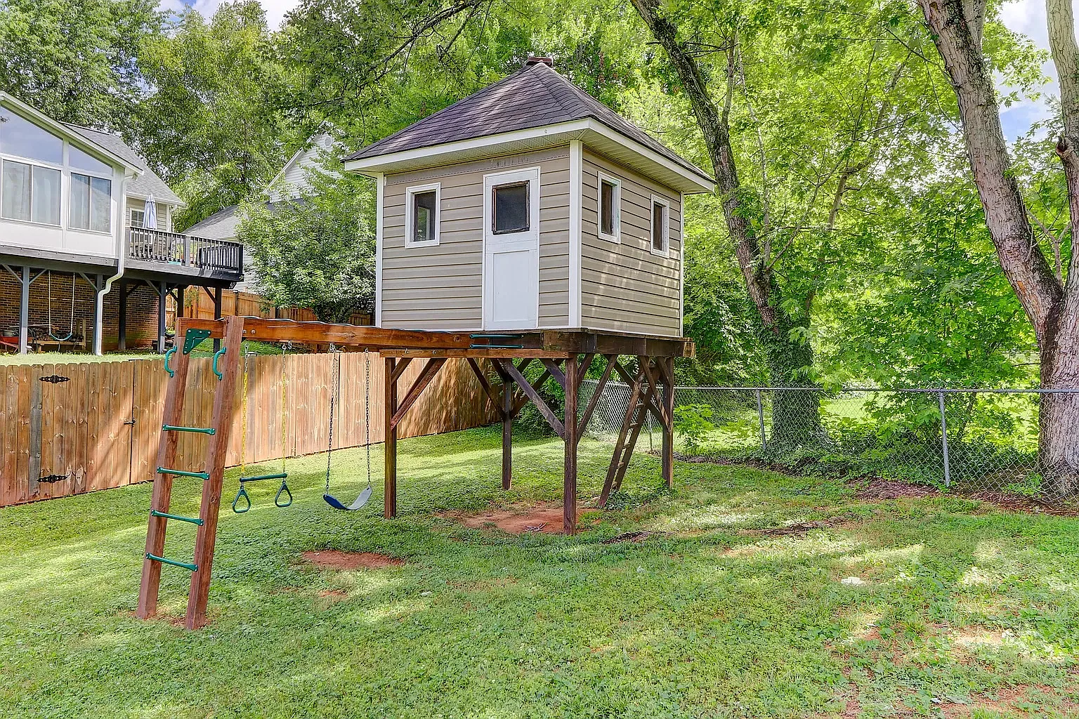 601 Blackburn Dr — Photo 3