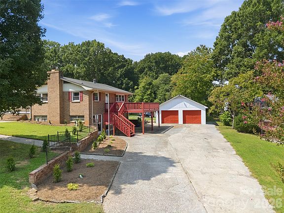 4th image of 1014 Hoke St