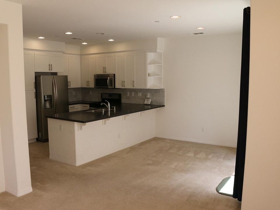 Spacious open concept kitchen & dining