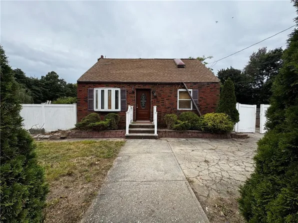 1728 N Thompson Dr, Bay Shore, NY 11706