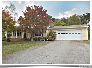 2016 Sleepy Hollow Dr, Hickory, NC 28601