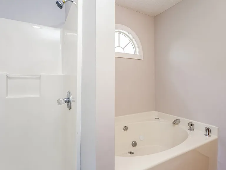 221 Guinevere Ct — Photo 11