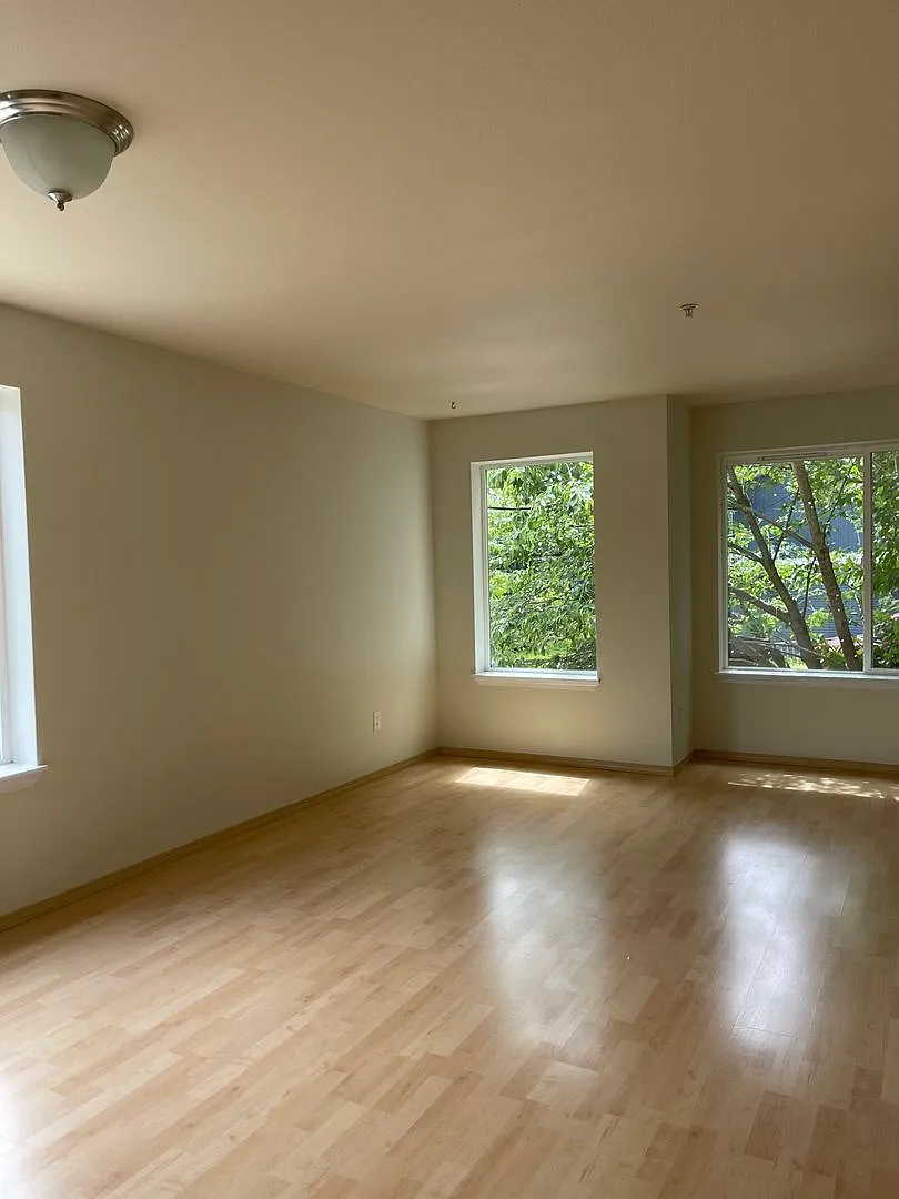 Very Cute Three Story Townhouse in West Seattle — Photo 4