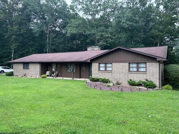 428 Pinewood Dr, Elkins, WV 26241