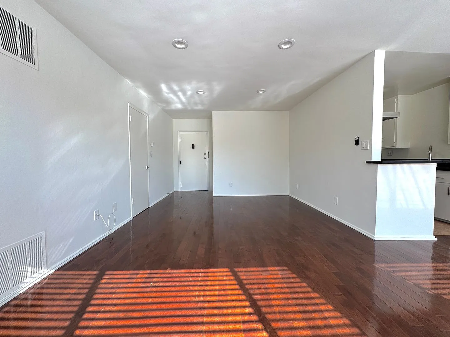 Spacious Top Floor 1 Bedroom in West Hollywood! — Photo 3