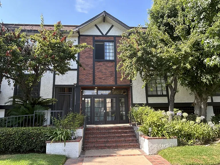 Burbank Apartments — Photo 1