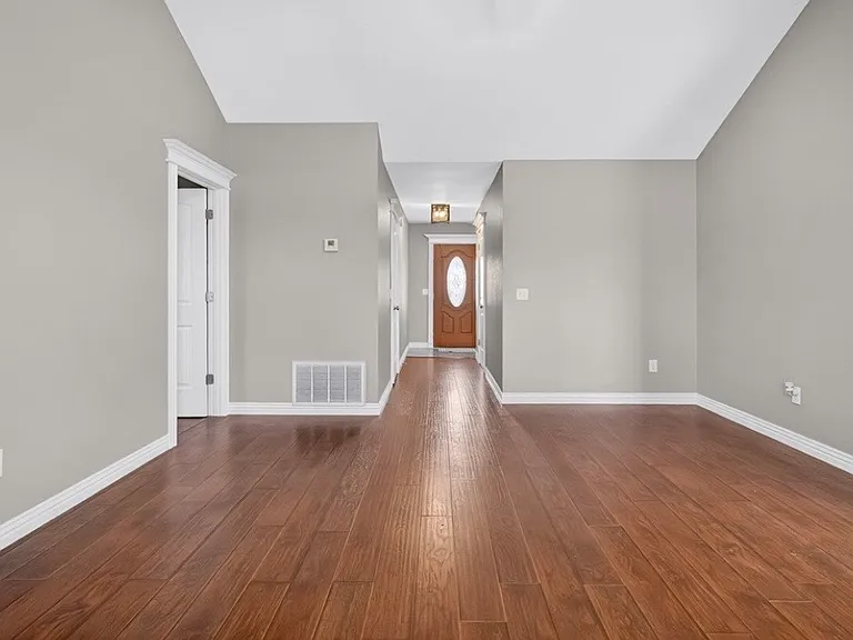 813 Marcus St — Photo 2
