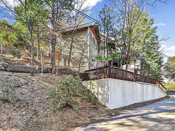 3rd image of 1359 Evergreen Ln